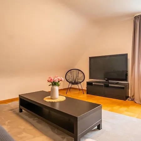 Dachgeschosswohnung Am Fusse Des Georgenbergs Apartman Reutlingen